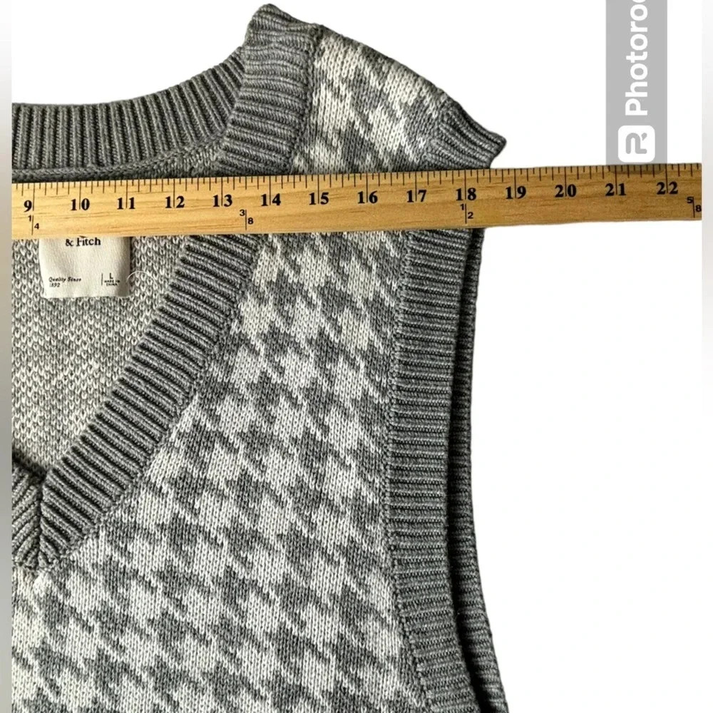 Abercrombie & Fitch Gray and White Houndstooth V-Neck Sweater Vest - Picture 7 of 10